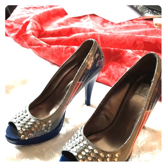 Women’s Hand Painted NE PATRIOTS Heels - Picture 7 of 8